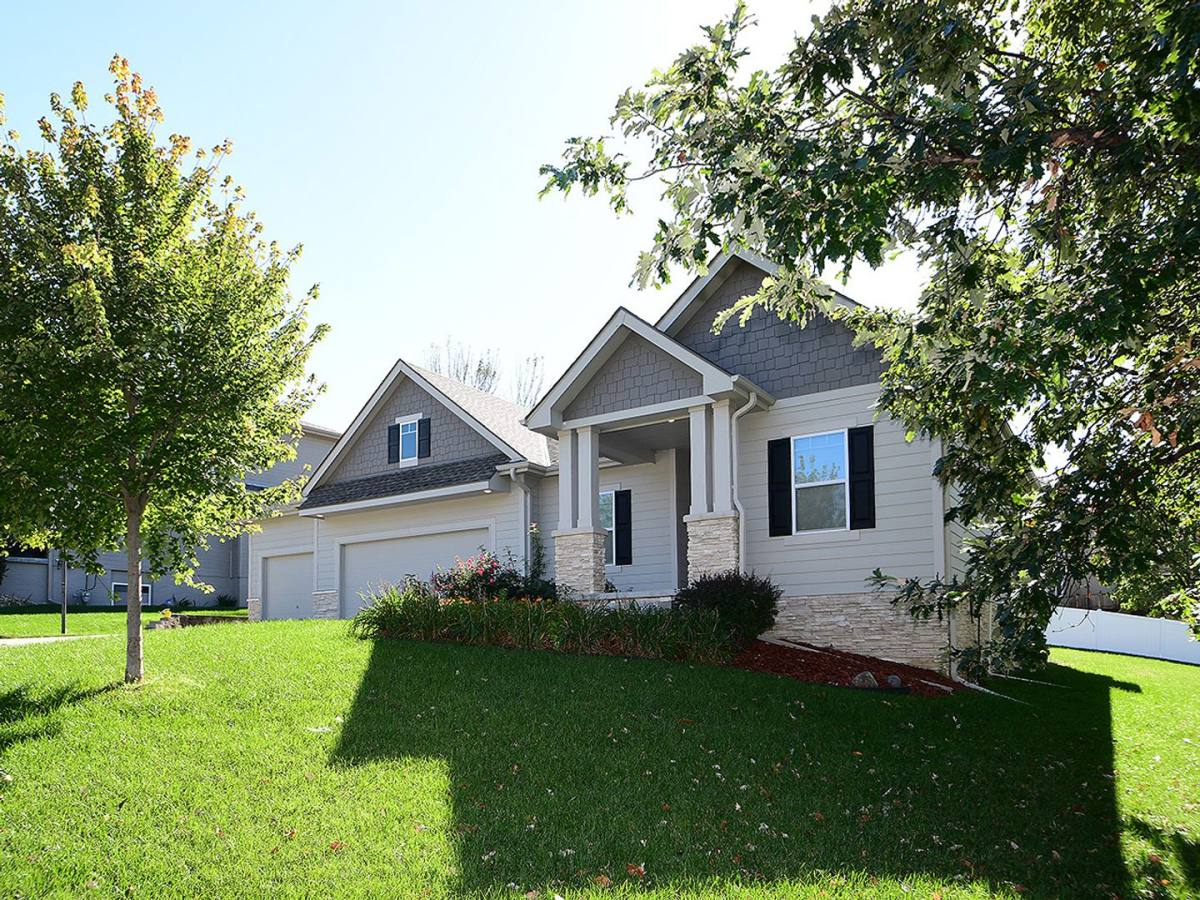 House for rent at 19527 Shadow Ridge Dr, Omaha, NE 68130