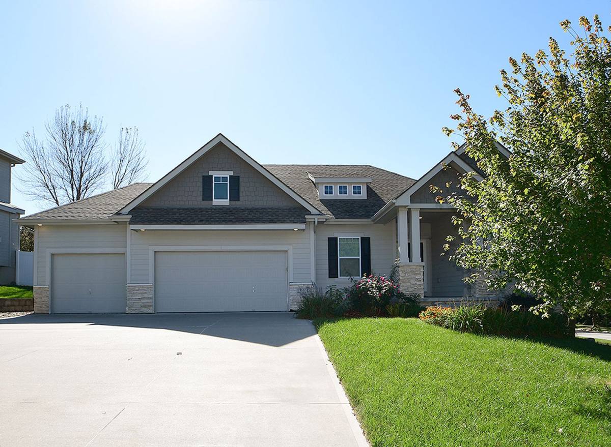 House for rent at 19527 Shadow Ridge Dr, Omaha, NE 68130