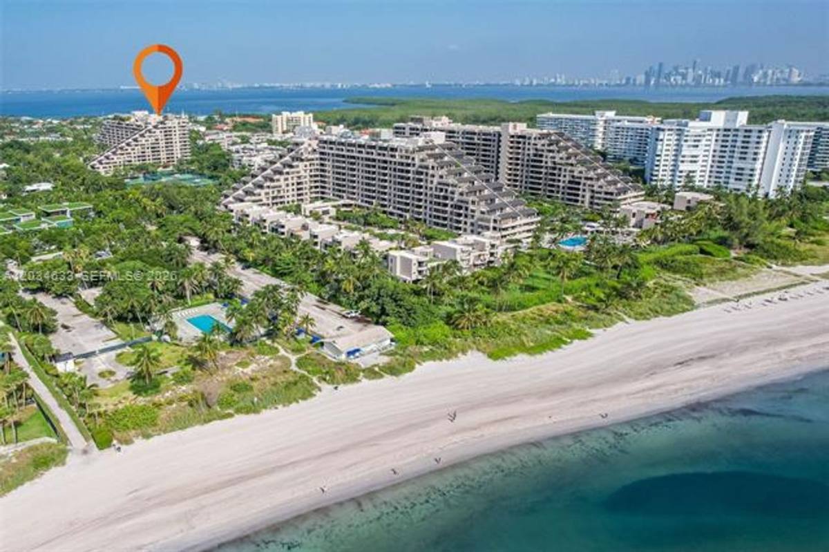 Apartment for rent at 151 Crandon Blvd, Key Biscayne, FL 33149