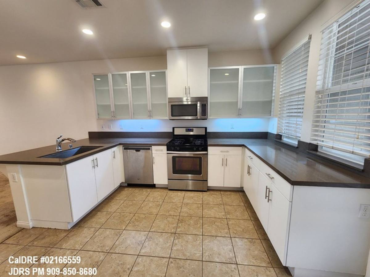Townhouse for rent at 902 Botanica Lane, Azusa, CA 91702
