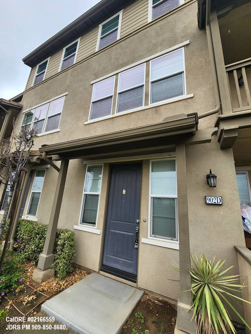 Townhouse for rent at 902 Botanica Lane, Azusa, CA 91702