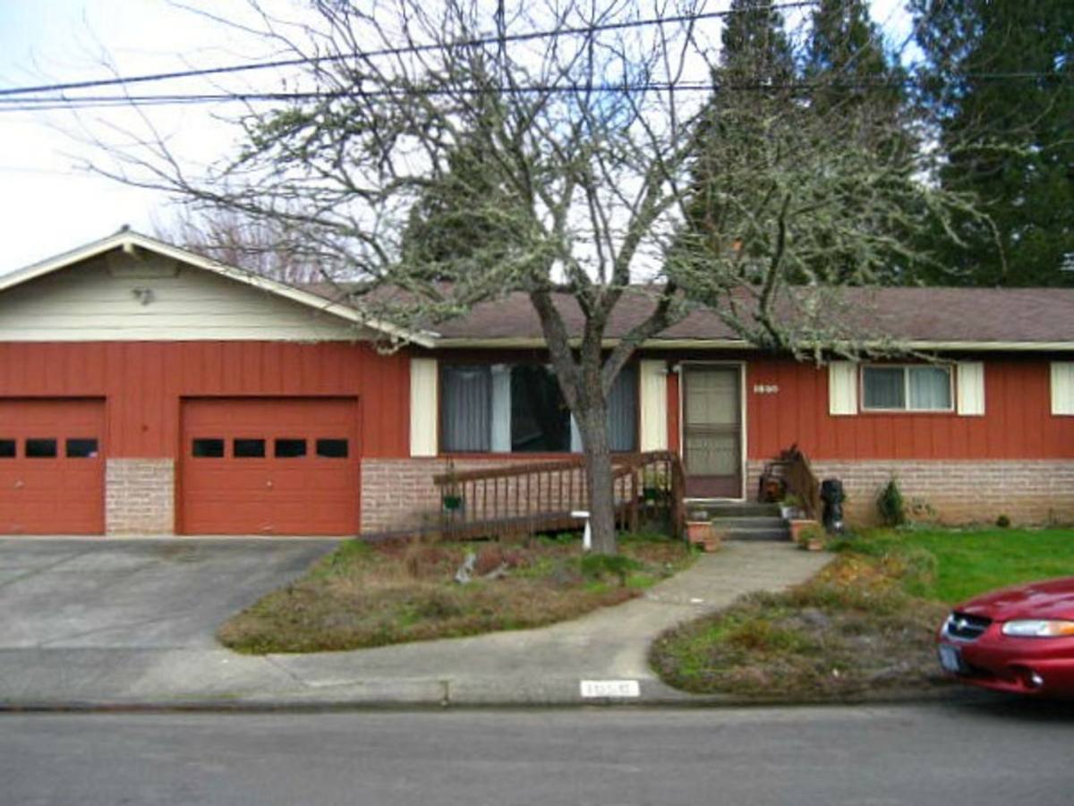 Apartment for rent at 1650 & 1652 NW Vale Court, Roseburg, OR 97471