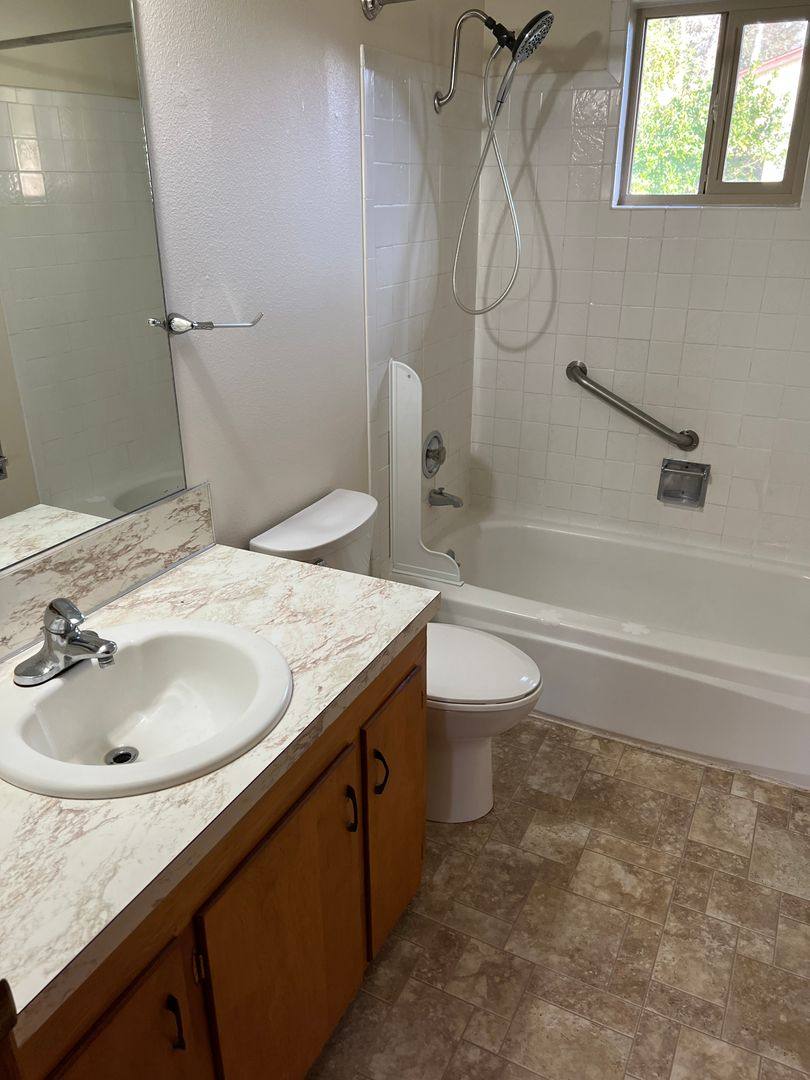Apartment for rent at 1650 & 1652 NW Vale Court, Roseburg, OR 97471