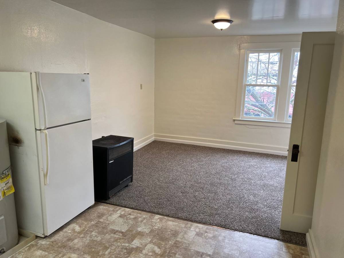 Apartment for rent at 421 SE Main St 1-5, Roseburg, OR 97470