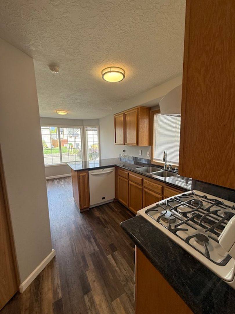 House for rent at 2465 Connemara Court SE, Salem, OR 97317