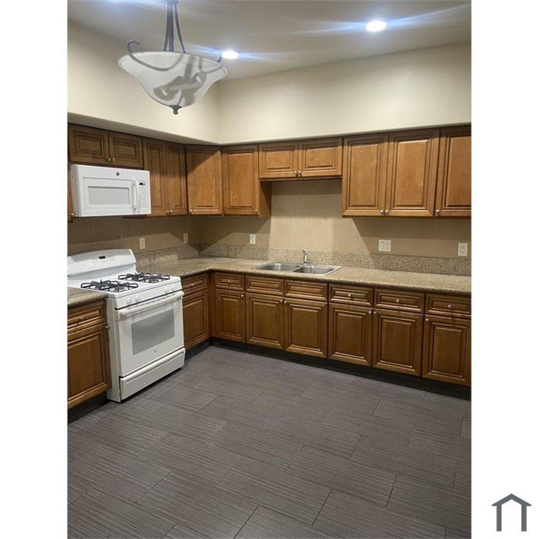 Apartment for rent at 507 W 83rd St, Los Angeles, CA 90044