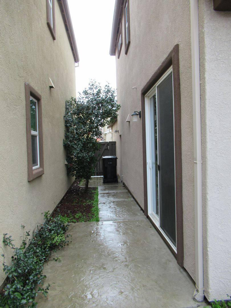 House for rent at 3169 Village Plaza Dr, Roseville, CA 95747