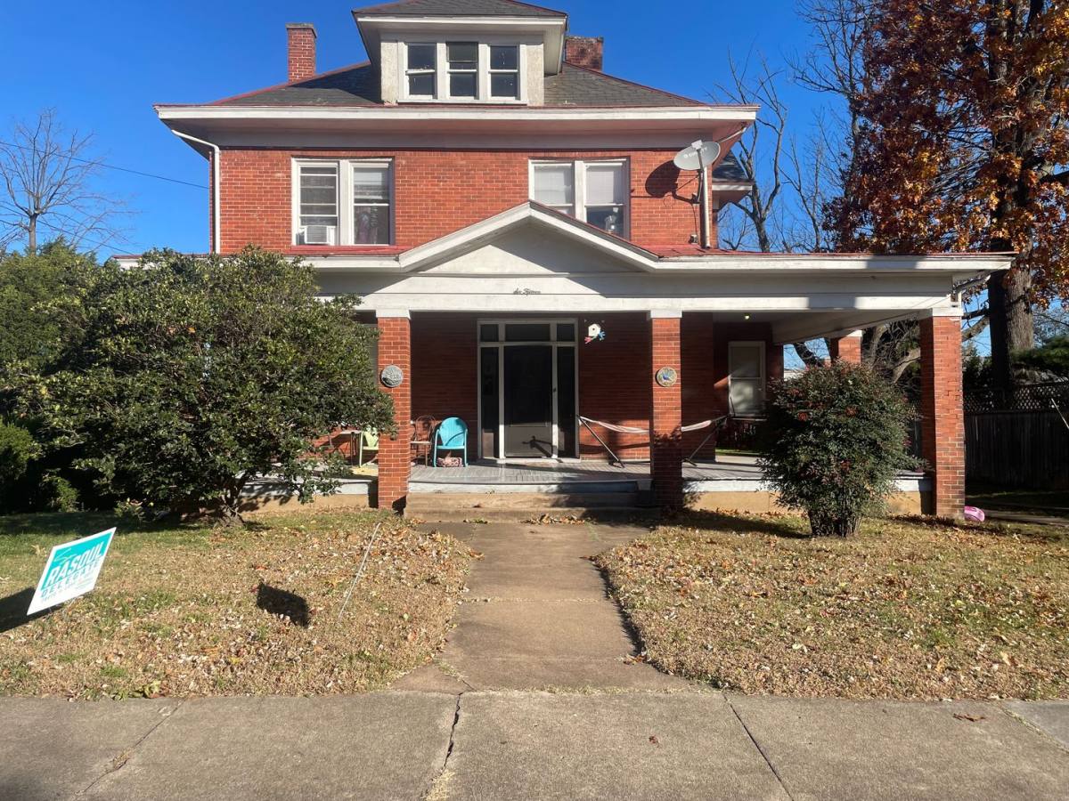 Apartment for rent at 615 Day Ave SW, Roanoke, VA 24016