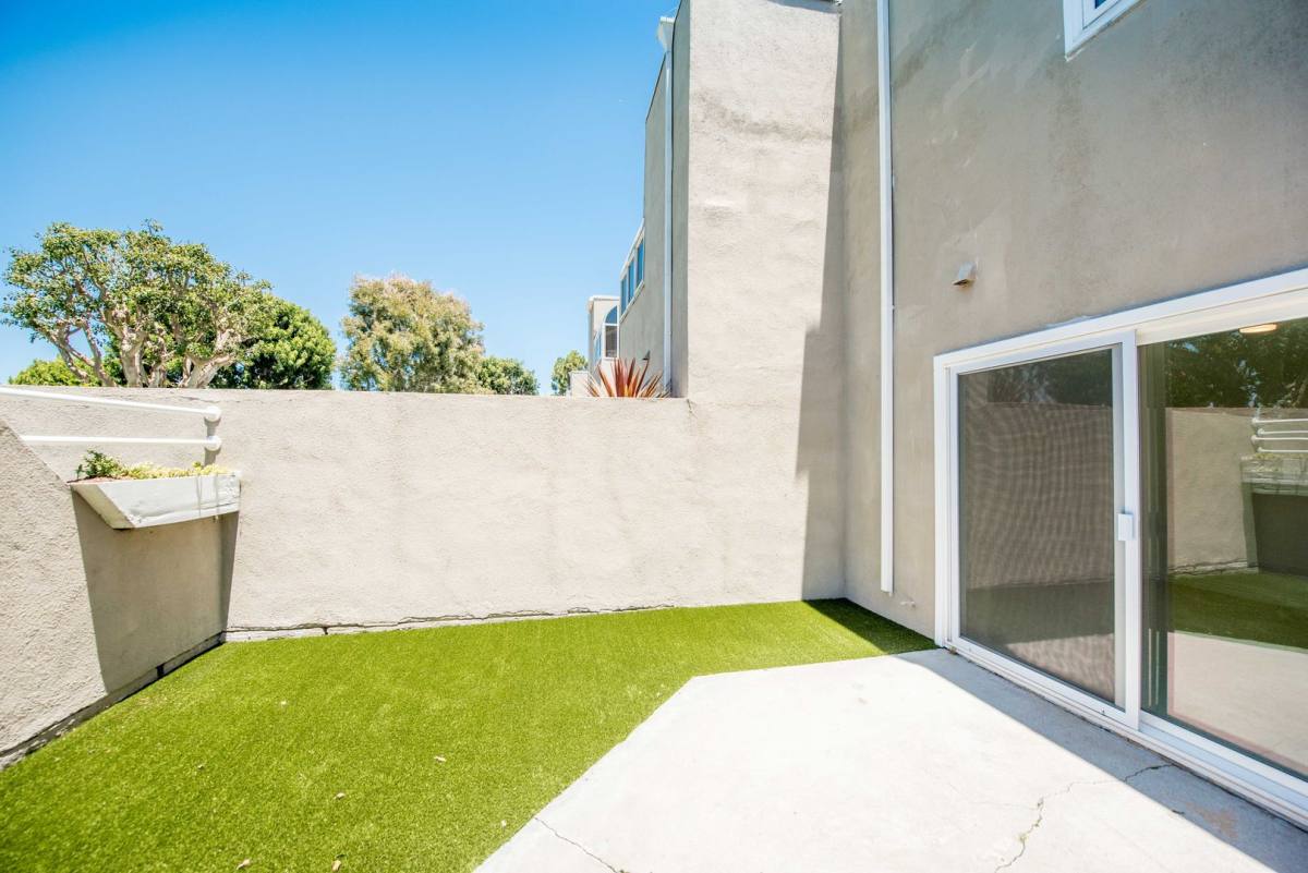 Townhouse for rent at 3299 Tempe Dr, Huntington Beach, CA 92649