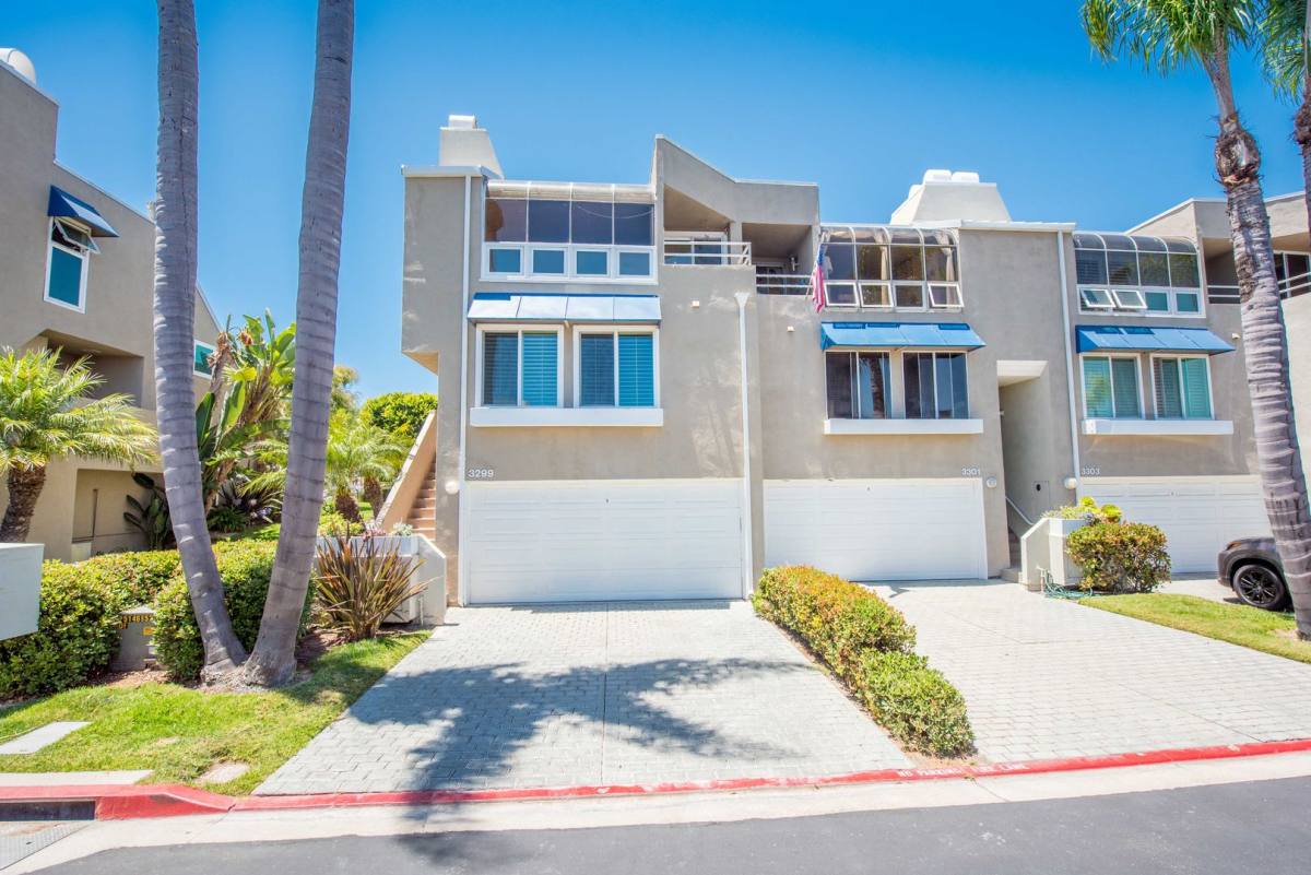 Townhouse for rent at 3299 Tempe Dr, Huntington Beach, CA 92649