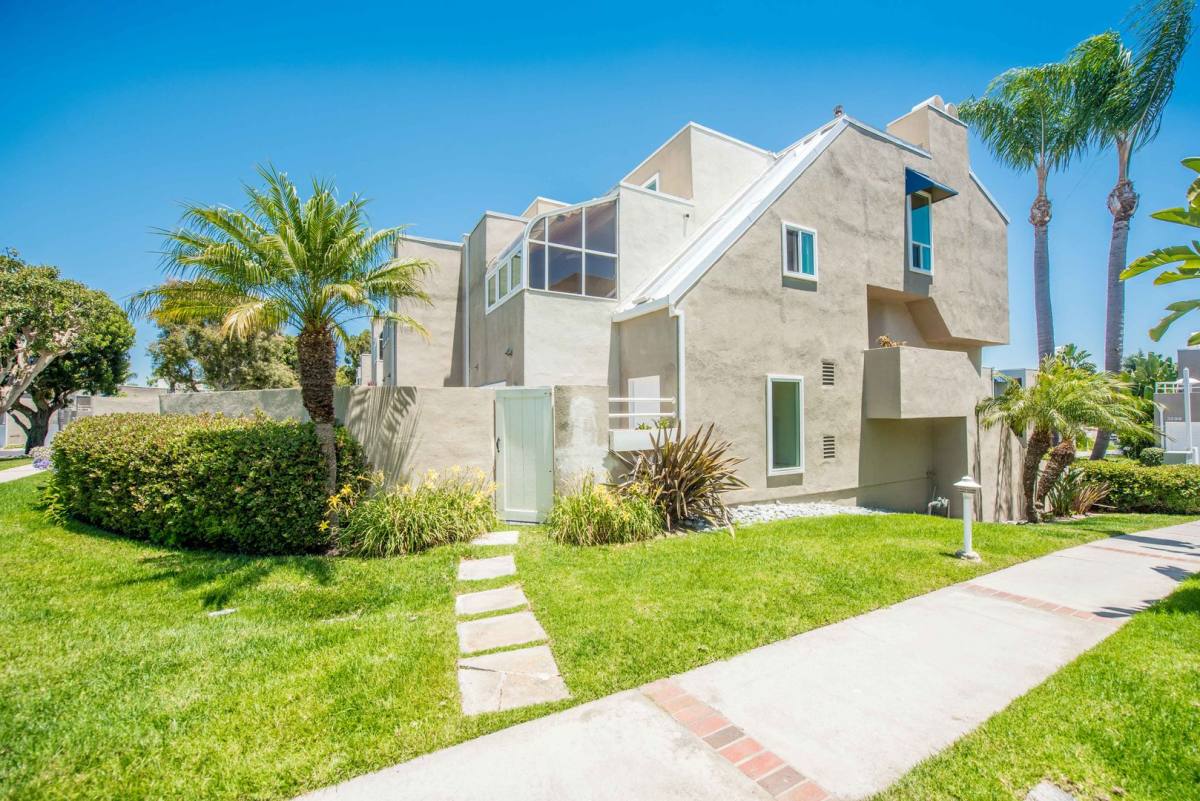 Townhouse for rent at 3299 Tempe Dr, Huntington Beach, CA 92649