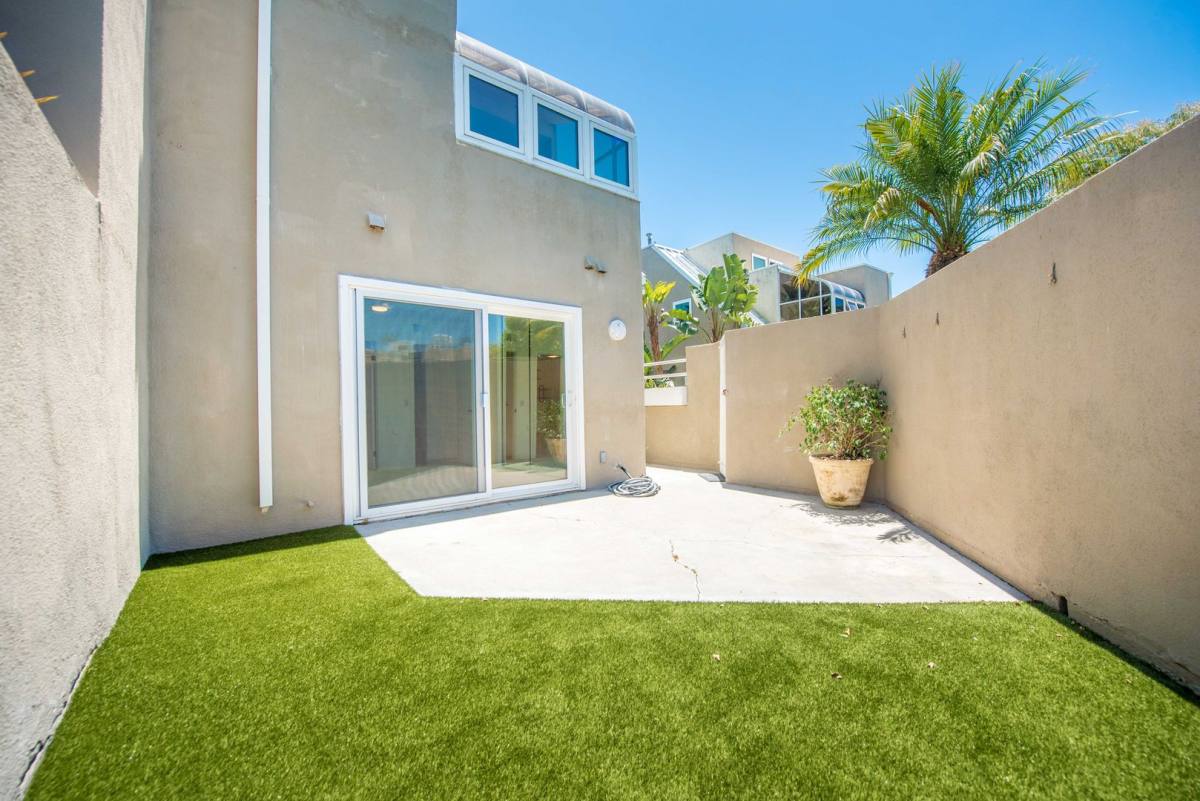 Townhouse for rent at 3299 Tempe Dr, Huntington Beach, CA 92649