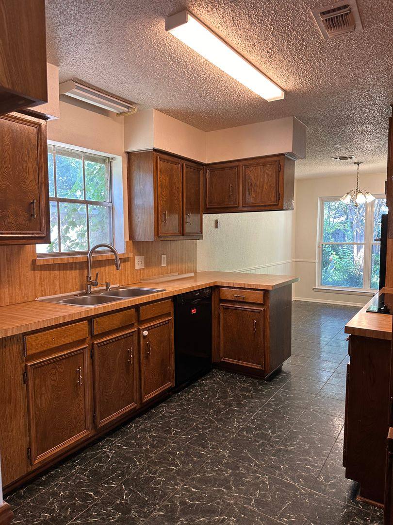 House for rent at 4715 Ridgeline Dr, Arlington, TX 76017