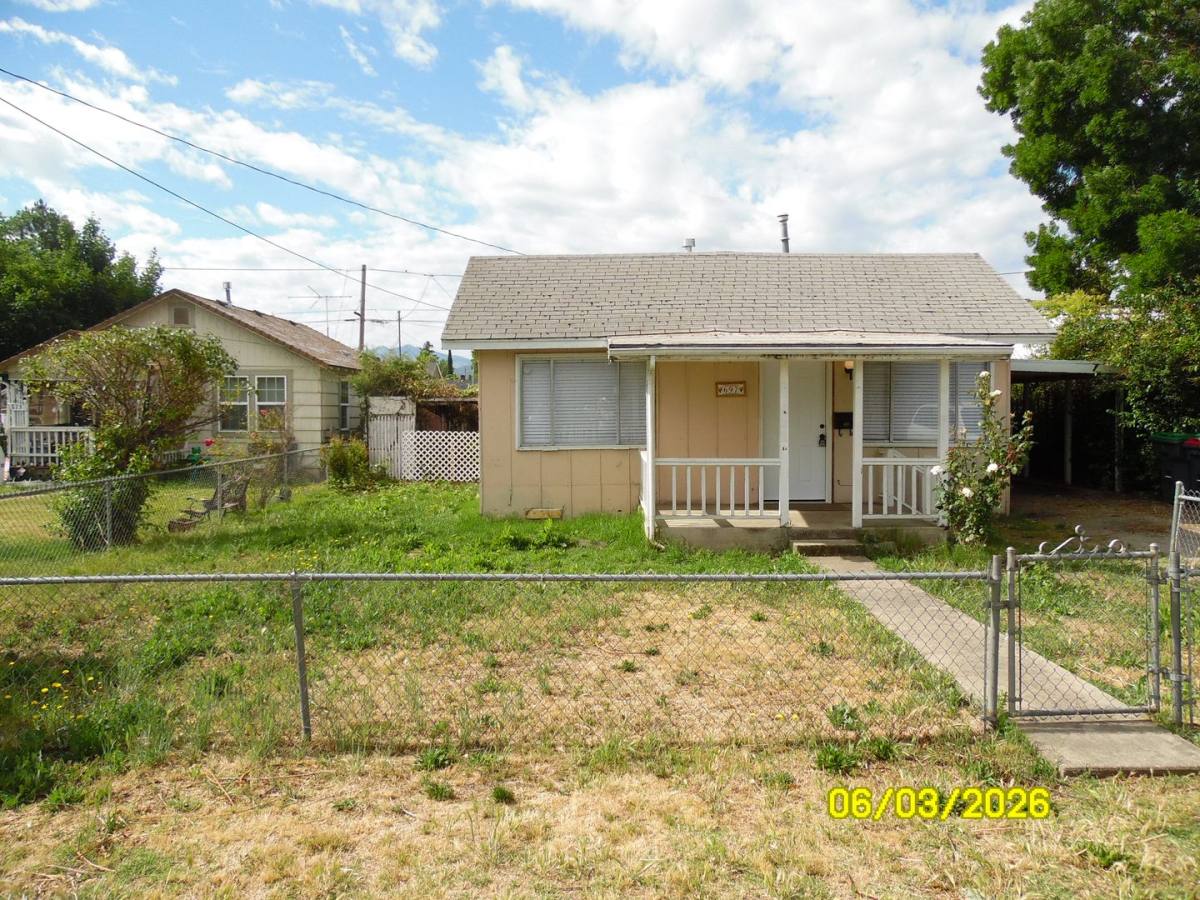 House for rent at 697 W 13th St, Medford, OR 97501