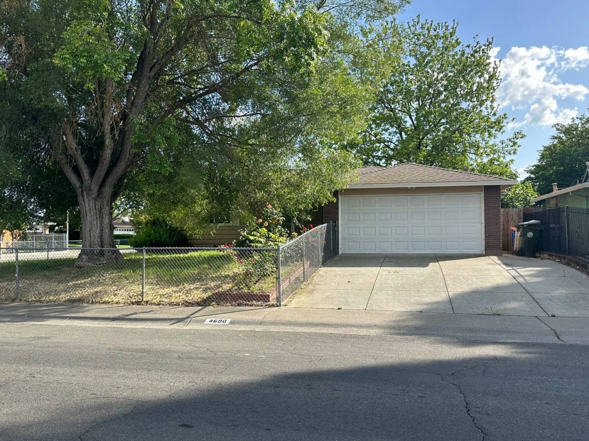 House for rent at 4690 Brookfield Dr, Sacramento, CA 95823