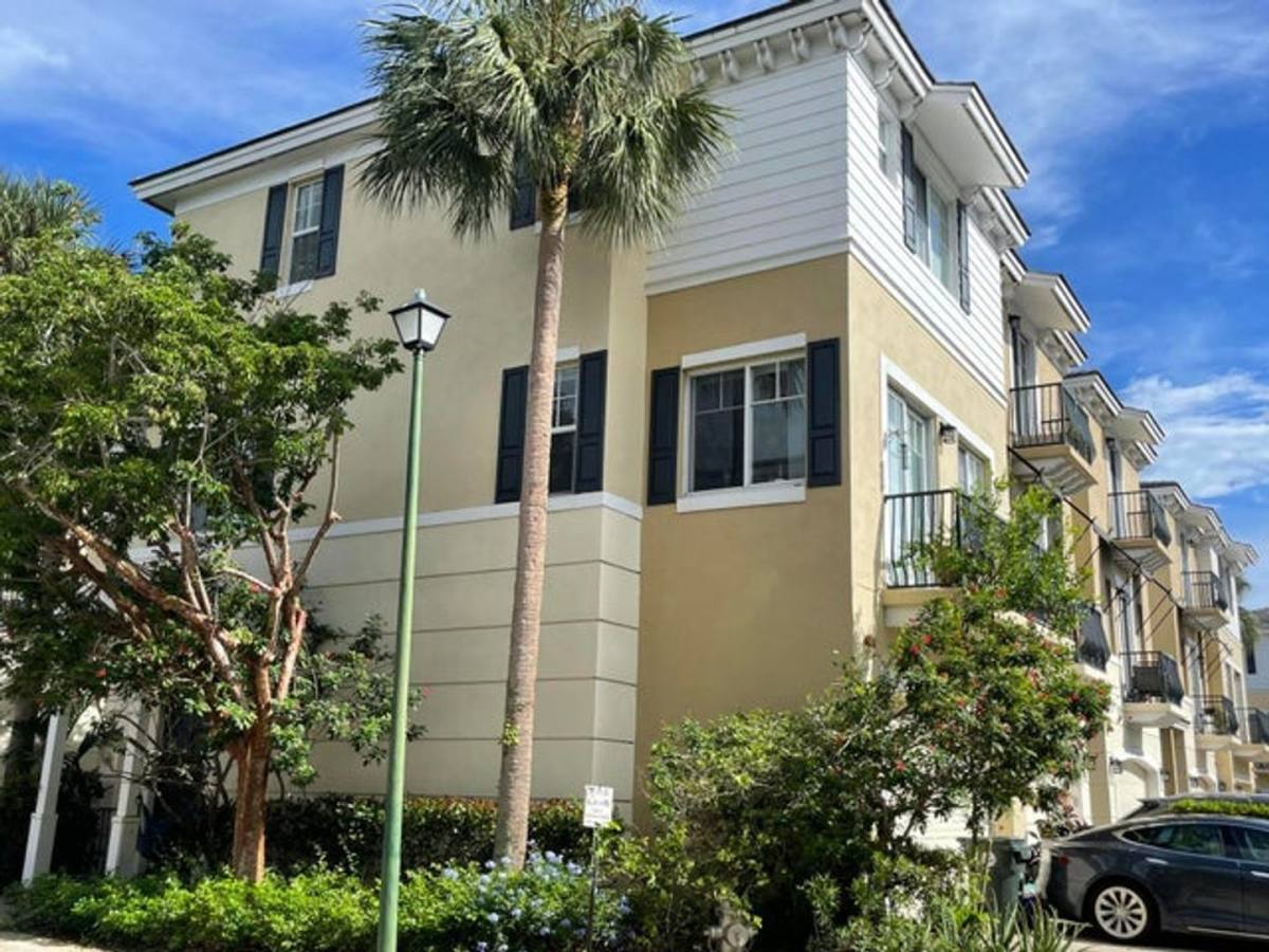 Townhouse for rent at 552 NW 39th Circle N, Boca Raton, FL 33431