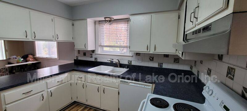 House for rent at 29359 Hemlock Dr, Farmington, MI 48336