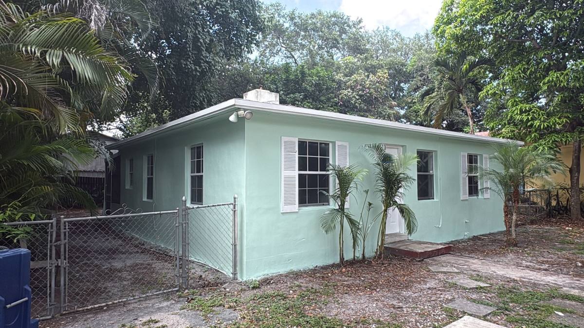 Townhouse for rent at 475 NE 164 St, Miami, FL 33162