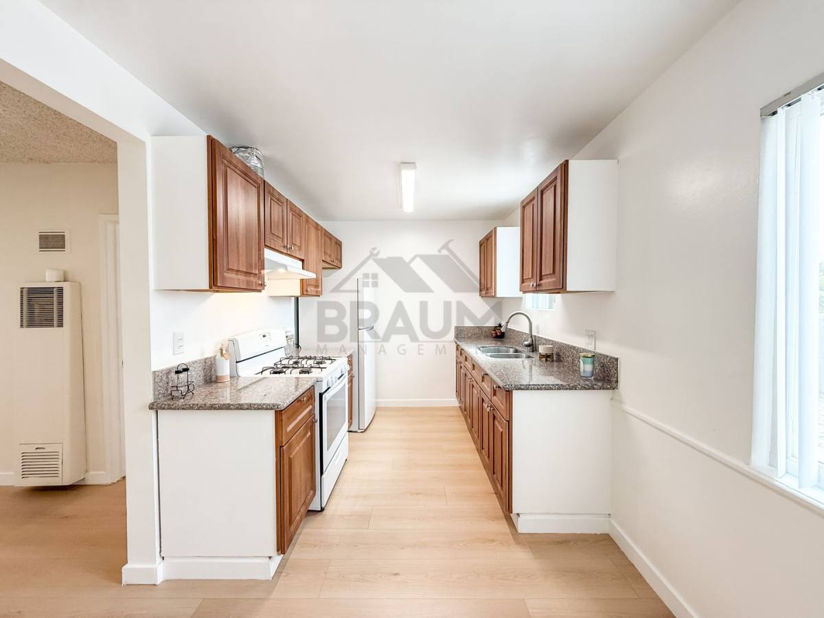 Apartment for rent at 19401 Haynes St, Reseda, CA 91335