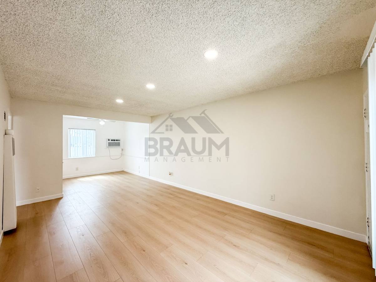 Apartment for rent at 19401 Haynes St, Reseda, CA 91335