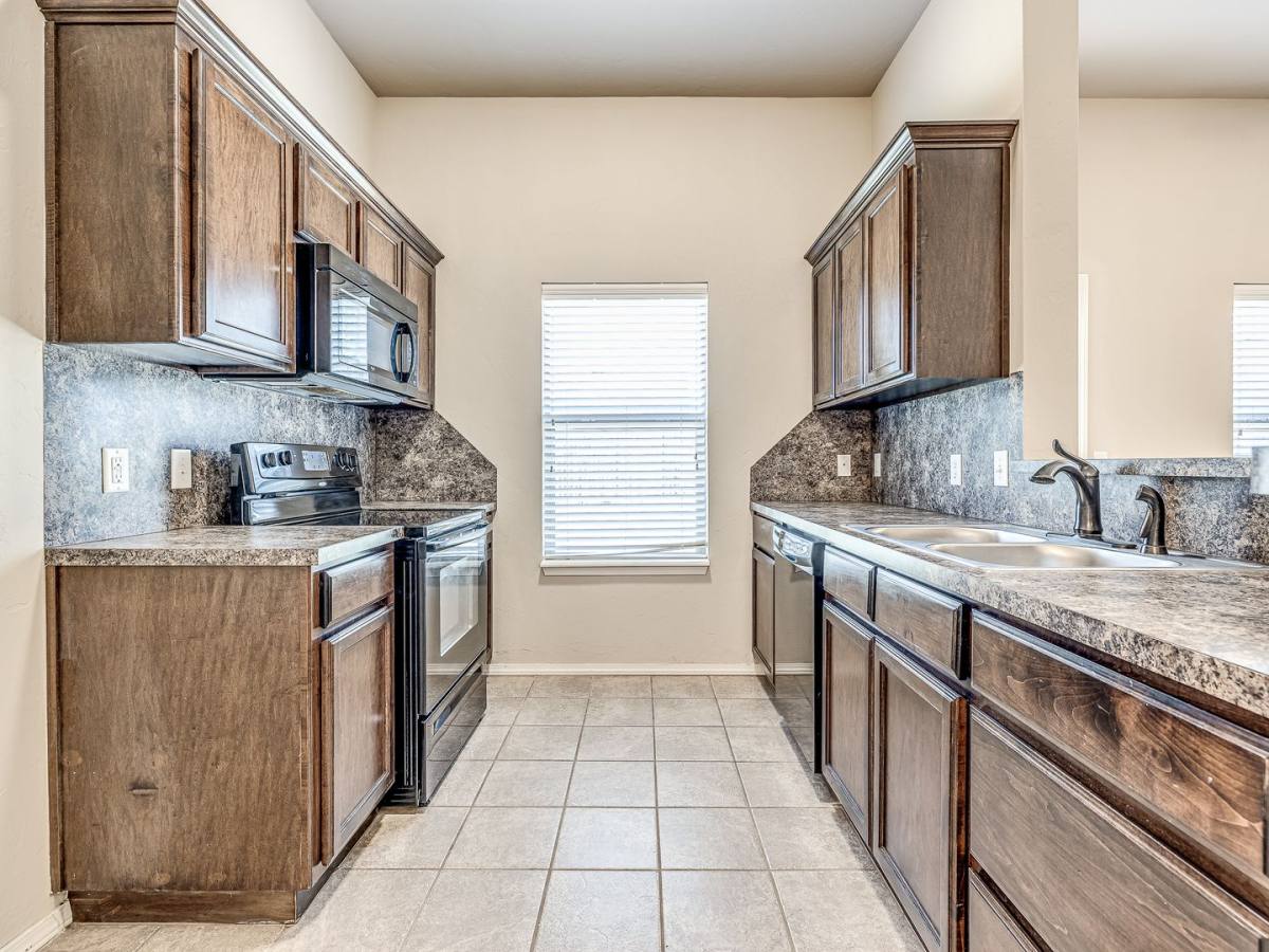 House for rent at 2717 NW 186th St, Edmond, OK 73012