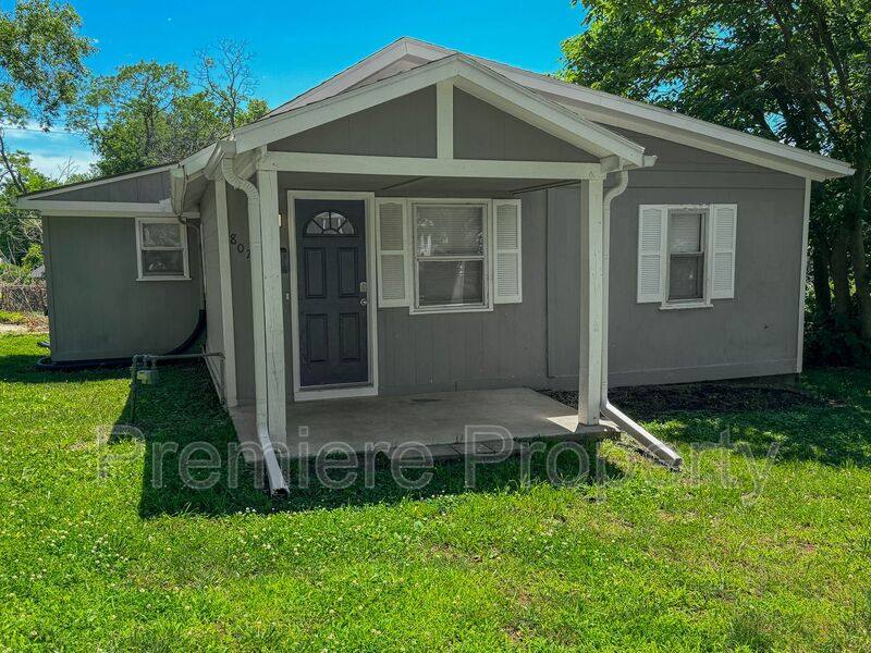 House for rent at 807 S Savage St, Independence, MO 64050