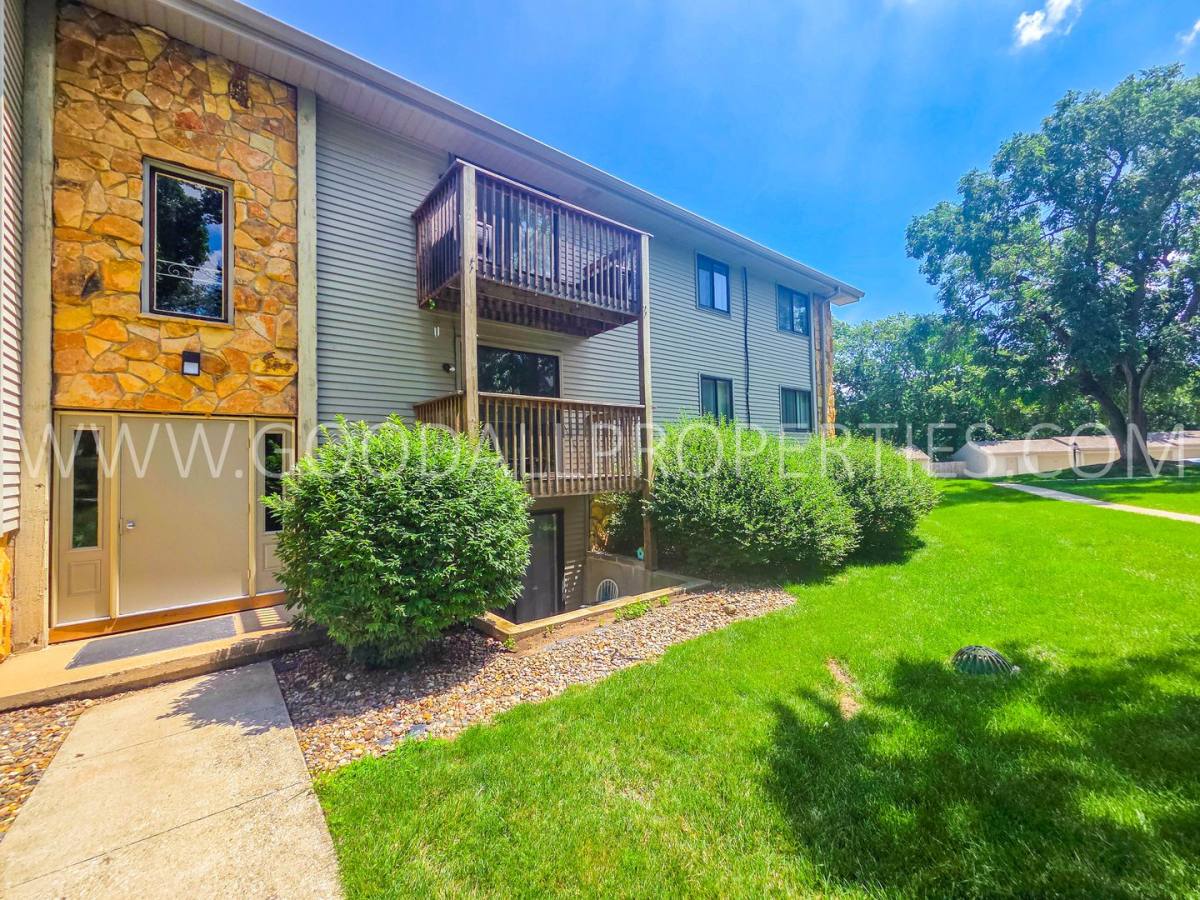 Apartment for rent at 9523 University Ave, Clive, IA 50325