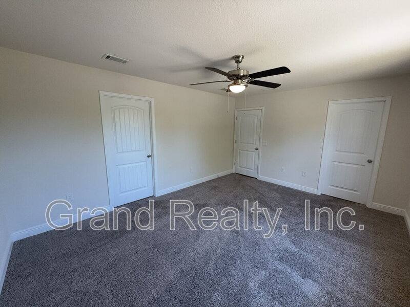 Townhouse for rent at 5033 Peach Dr, Milton, FL 32571