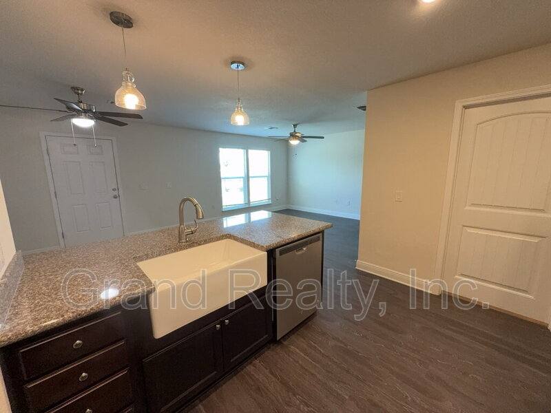 Townhouse for rent at 5033 Peach Dr, Milton, FL 32571