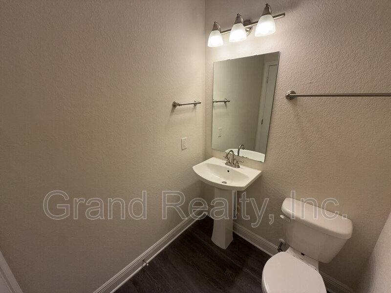 Townhouse for rent at 5033 Peach Dr, Milton, FL 32571