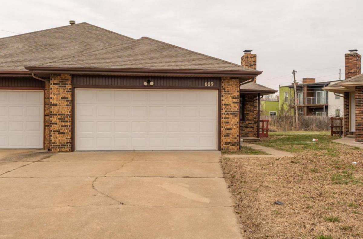 607-609 E Redwood St, Springfield, MO 65807 - Apartment for Rent