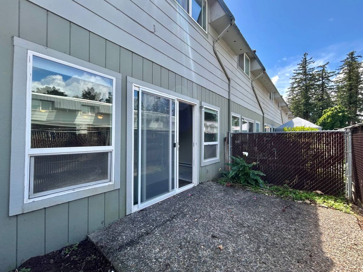 Townhouse for rent at 575 N Pine St, Canby, OR 97013