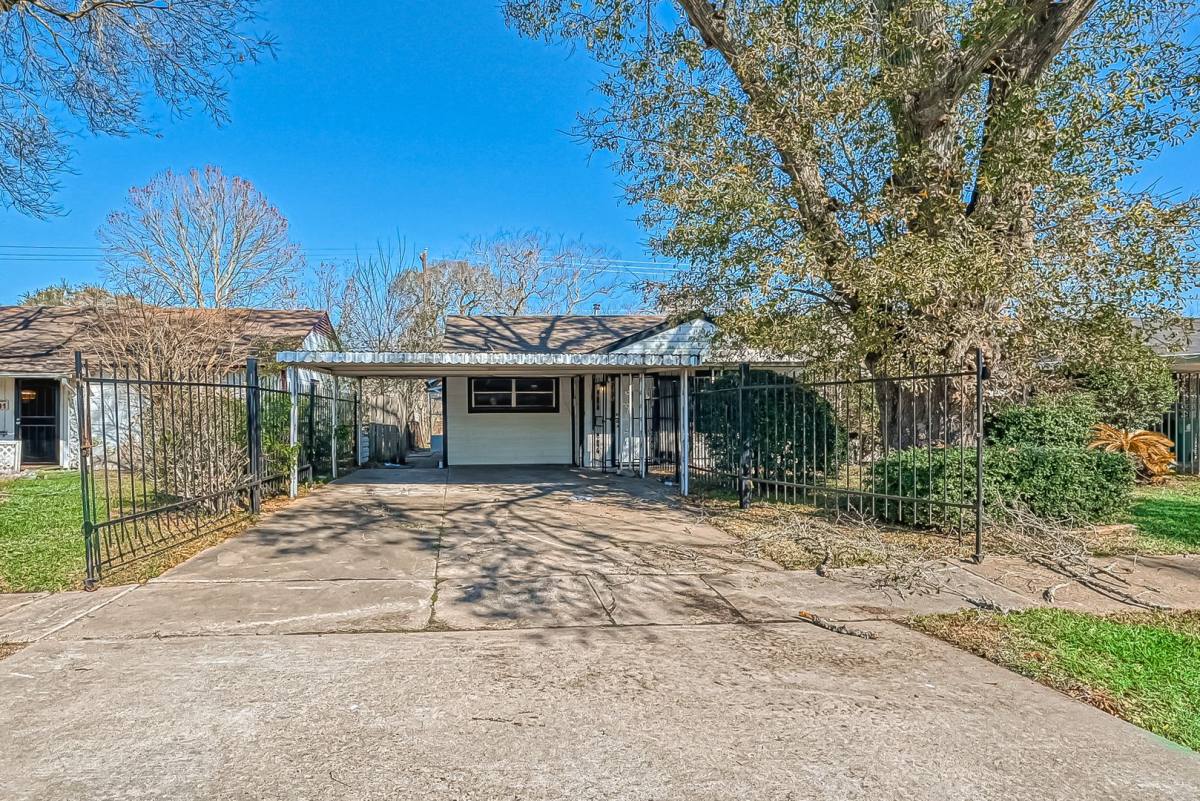 House for rent at 4905 Brinkley St, Houston, TX 77033