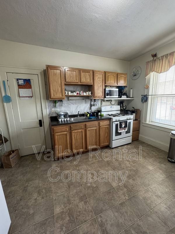 329 Beech St #2RF, Holyoke, MA 01040 - Apartment for Rent