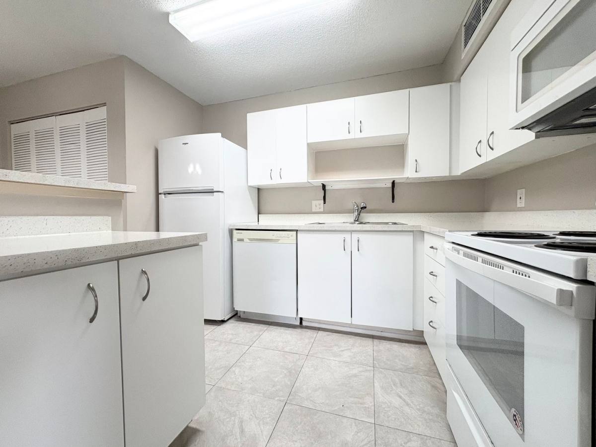 Condo for rent at 380 Lakepointe Dr, Altamonte Springs, FL 32701