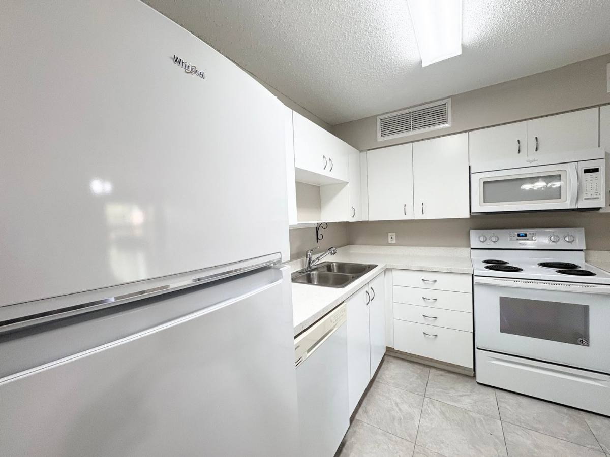 Condo for rent at 380 Lakepointe Dr, Altamonte Springs, FL 32701