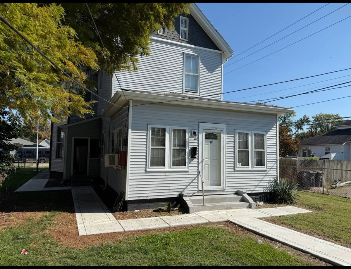 Apartment for rent at 931 SE 8th St, Evansville, IN 47713