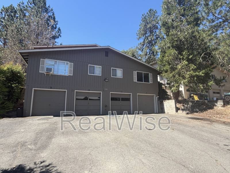 Townhouse for rent at 1007 NW C St #D, Grants Pass, OR 97526