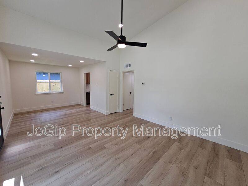 Apartment for rent at 1725 R Ave, Plano, TX 75074