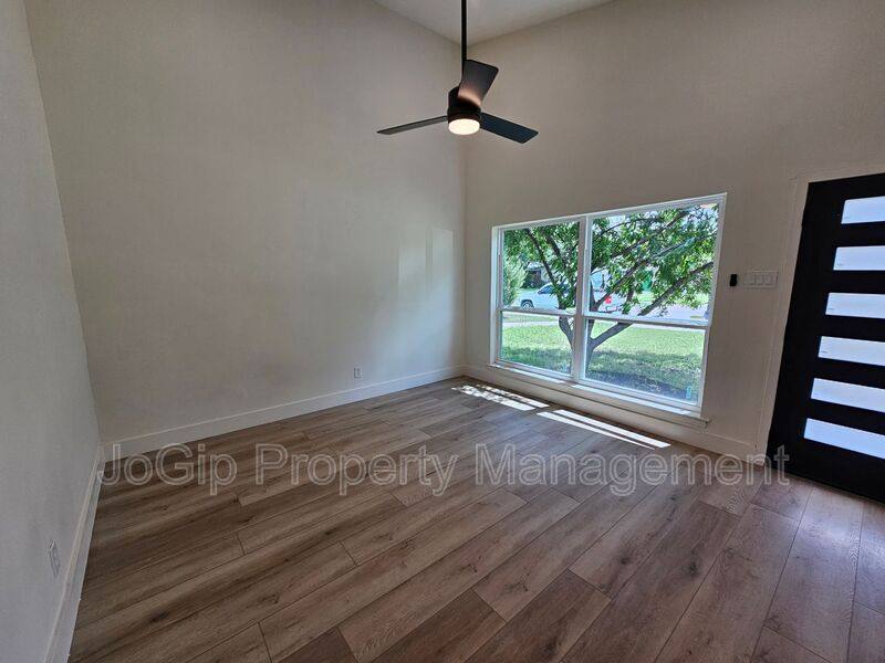 Apartment for rent at 1725 R Ave, Plano, TX 75074