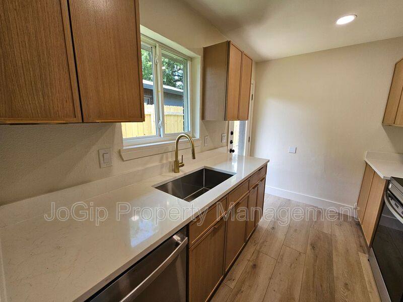 Apartment for rent at 1725 R Ave, Plano, TX 75074