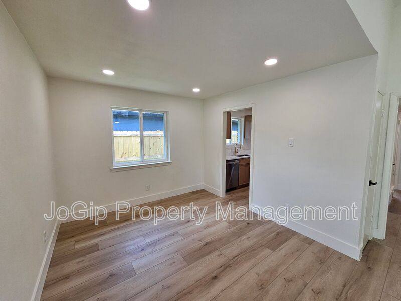 Apartment for rent at 1725 R Ave, Plano, TX 75074
