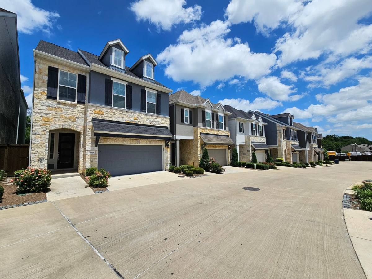 Townhouse for rent at 8045 Emerald Rock Dr, Dallas, TX 75228