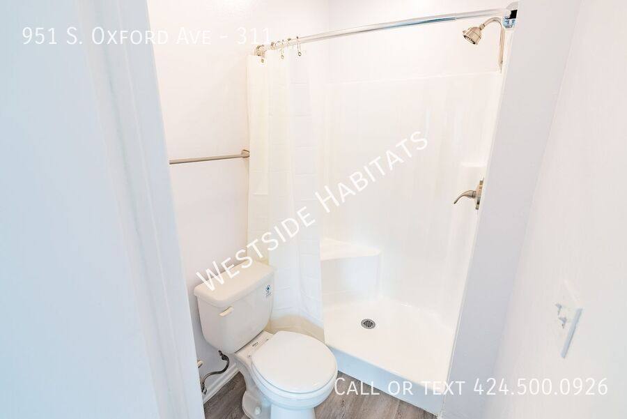 Apartment for rent at 951 S Oxford Ave, Los Angeles, CA 90006