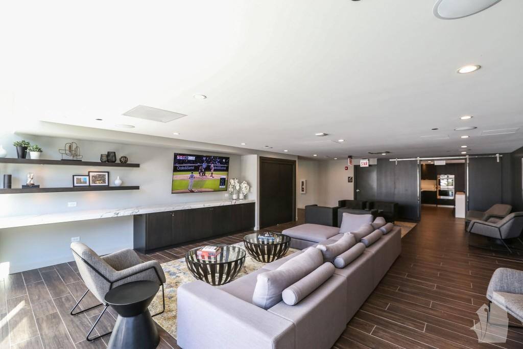 750 N Hudson Ave, Chicago, IL 60654 - Apartment for Rent