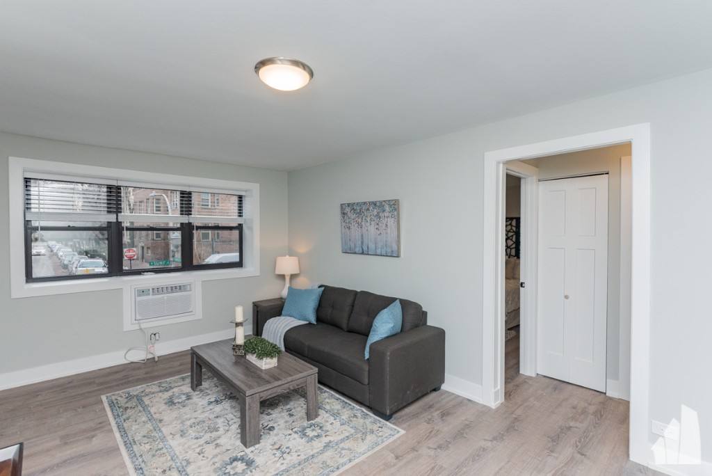 530 W Surf, Chicago, IL 60657 - Apartment for Rent