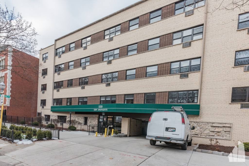 Apartment for rent at 530 W Surf, Chicago, IL 60657