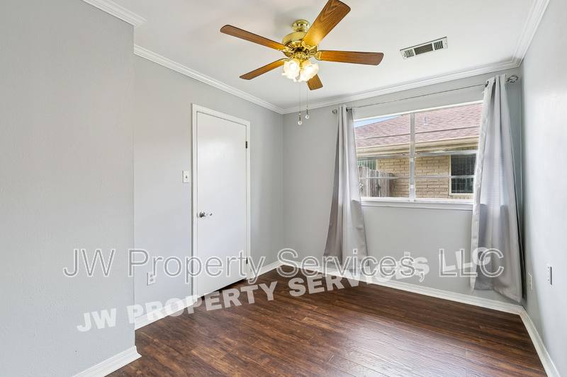 House for rent at 3228 Lake Trail Dr, Metairie, LA 70003