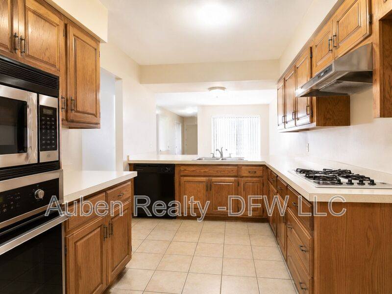 House for rent at 1915 Spindletop Dr, Duncanville, TX 75137