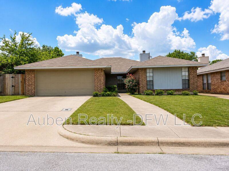 House for rent at 1915 Spindletop Dr, Duncanville, TX 75137